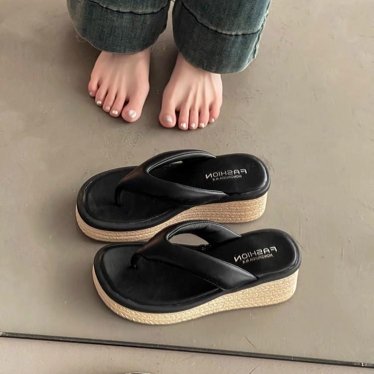 Thick-bottomed flip-flops women s fashion outer wear 2025 summer new casual and comfortable wedge heels small pinch feet cool slippers 35 чорний
Thick-bottomed flip-flops women s fashion outer wear 2025 summer new casual and comfortable wedge heels small pinch feet cool slippers 35 чорний