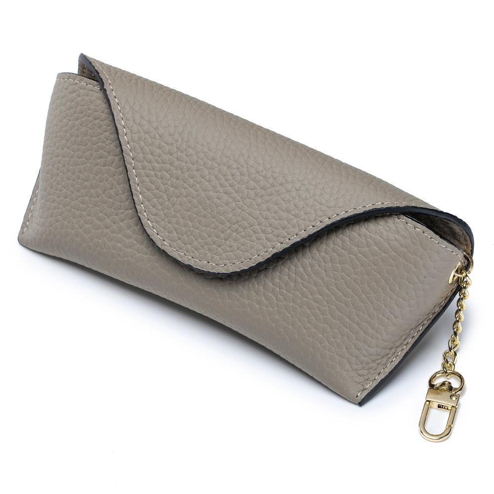 Чохол-сумка з натуральної шкіри для окулярів для читання для чоловіків і жінок, з коров ячої шкіри, для зберігання сонцезахисних окулярів, кишеня, футляр для окулярів, захисник для окулярів сірий колір
Чохол-сумка з натуральної шкіри для окулярів для читання для чоловіків і жінок, з коров ячої шкіри, для зберігання сонцезахисних окулярів, кишеня, футляр для окулярів, захисник для окулярів сірий колір