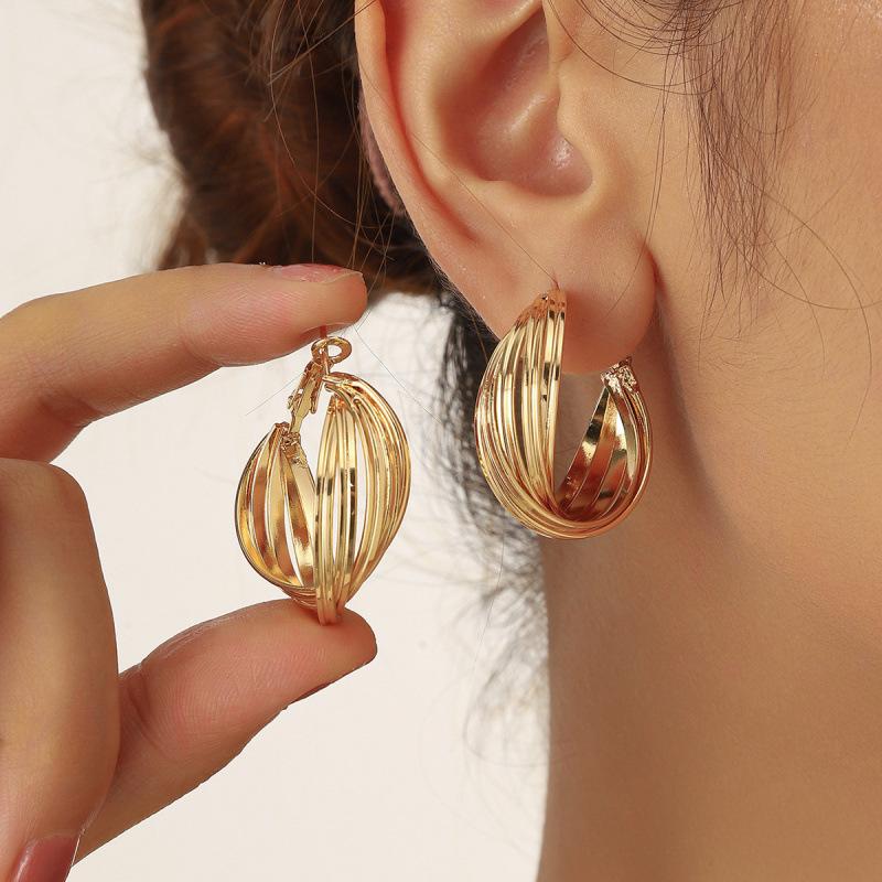 Retro Hong Kong Style Twisted Metal Earrings: Unique Design for Women, Trendy Ear Studs, Popular Autumn/Winter Accessories золотой
Retro Hong Kong Style Twisted Metal Earrings: Unique Design for Women, Trendy Ear Studs, Popular Autumn/Winter Accessories золотой