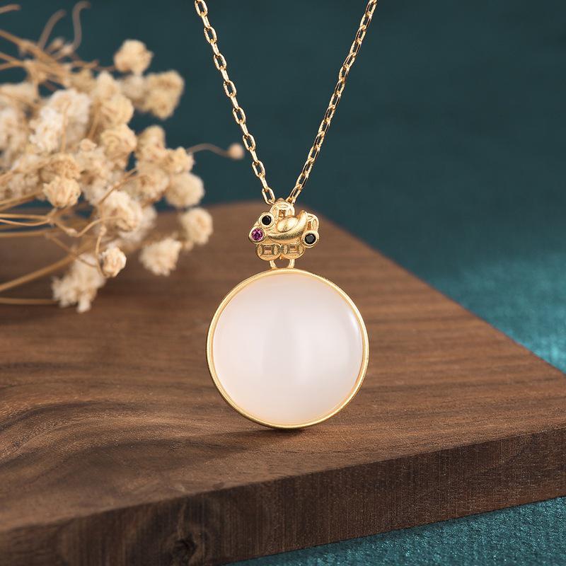 Qian Duoduo Court-Style Pendant with Hetian Mutton Fat White Jade and Gold-Plated Copper Necklace
Qian Duoduo Court-Style Pendant with Hetian Mutton Fat White Jade and Gold-Plated Copper Necklace
