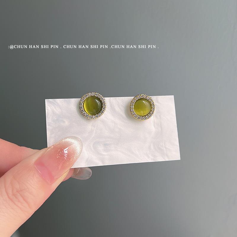 Green opal ear clips, no ear piercings, high-end retro elegant earrings, gentle Hong Kong style and painless mosquito coil disc earrings
Green opal ear clips, no ear piercings, high-end retro elegant earrings, gentle Hong Kong style and painless mosquito coil disc earrings
