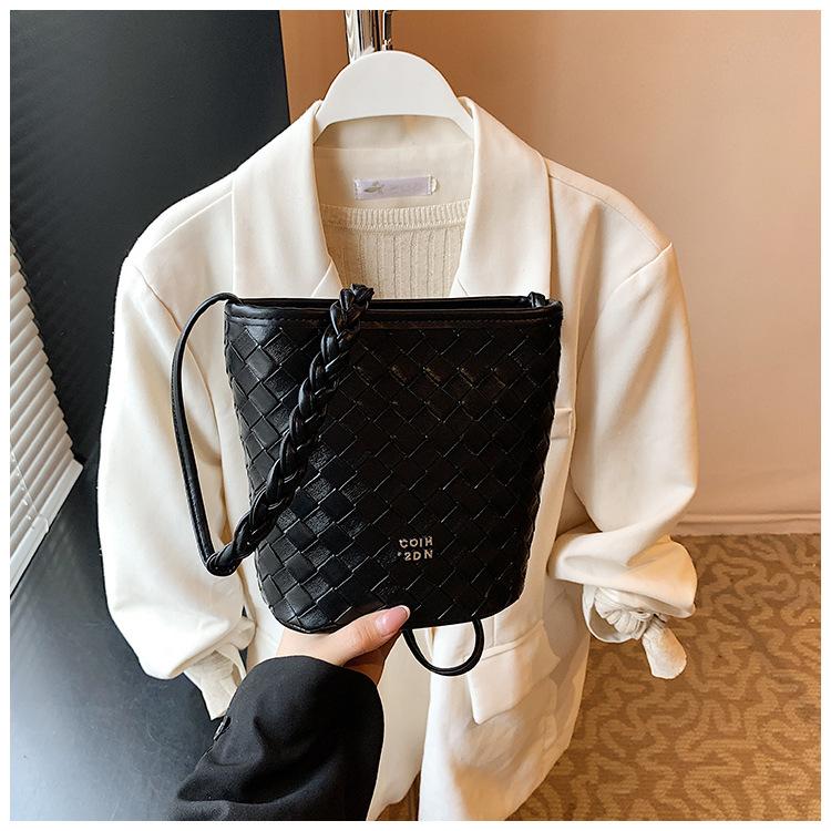 Summer new high-end texture portable bucket bag women s casual simple and versatile shoulder messenger bag чорний
Summer new high-end texture portable bucket bag women s casual simple and versatile shoulder messenger bag чорний