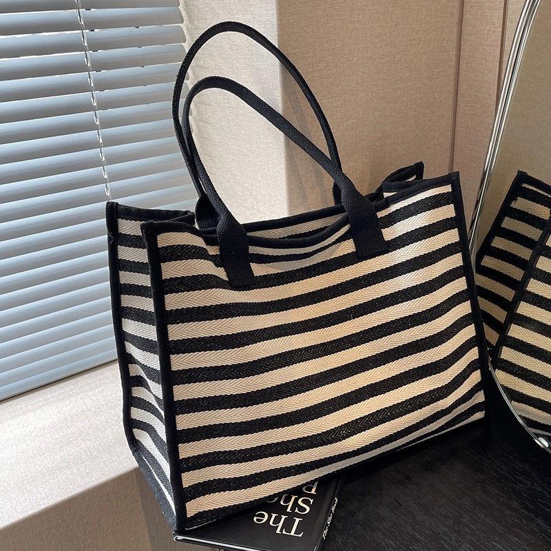 Large capacity striped tote ladies shoulder new fashion cute cartoon Mickey commuter canvas bag out standard
Large capacity striped tote ladies shoulder new fashion cute cartoon Mickey commuter canvas bag out standard