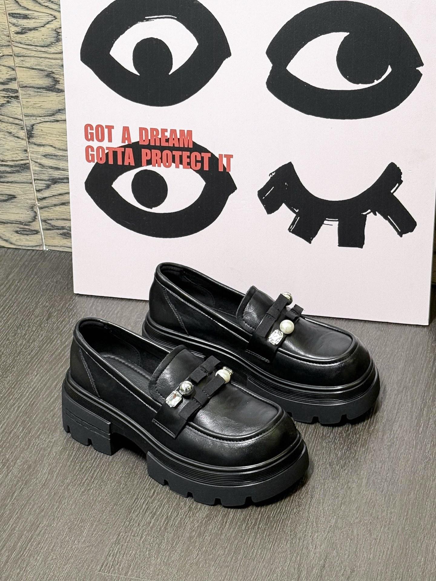 Черные британские туфли на платформе, толстом высоком каблуке, из маленькой кожи, женские, 2025, новая осень, ретро, универсальные, увеличивающие рост лоферы 39 чёрный
Черные британские туфли на платформе, толстом высоком каблуке, из маленькой кожи, женские, 2025, новая осень, ретро, универсальные, увеличивающие рост лоферы 39 чёрный