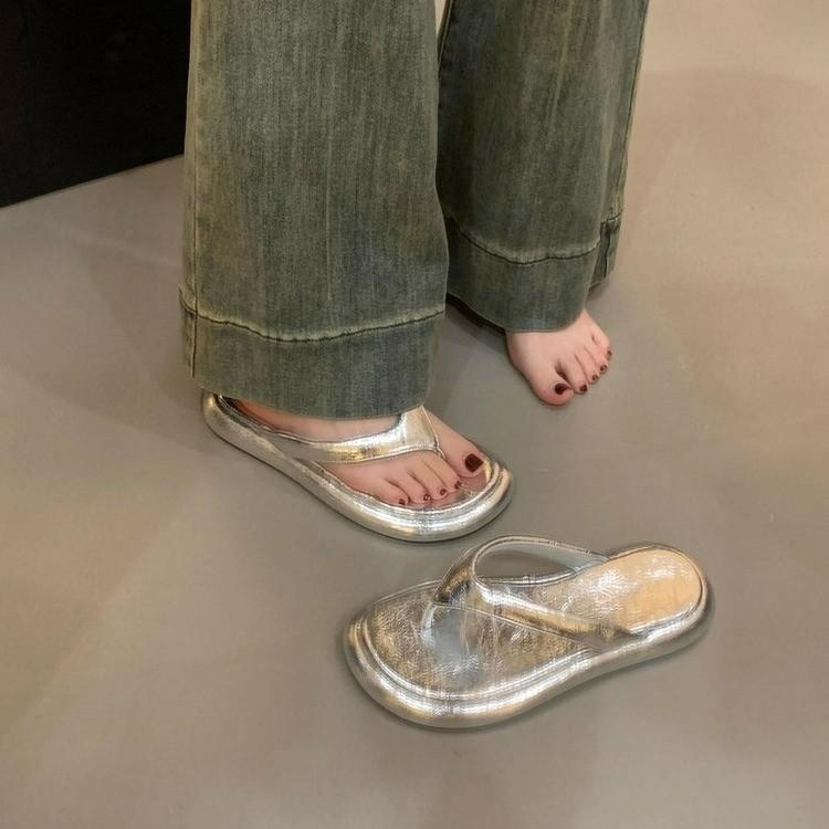 Fashion ins trendy thick-soled silver flip-flops women s shoes summer outer wear toe slippers seaside sandals women s shoes 35 серебряный
Fashion ins trendy thick-soled silver flip-flops women s shoes summer outer wear toe slippers seaside sandals women s shoes 35 серебряный
