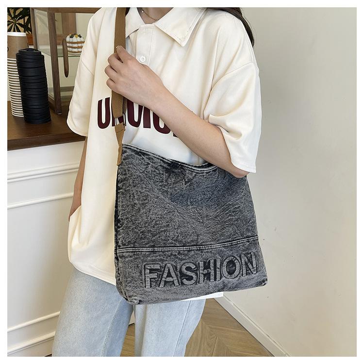 2025 new single shoulder denim women s bag women s fashion casual alphabet cloth bag class underarm tote bag синий
2025 new single shoulder denim women s bag women s fashion casual alphabet cloth bag class underarm tote bag синий
