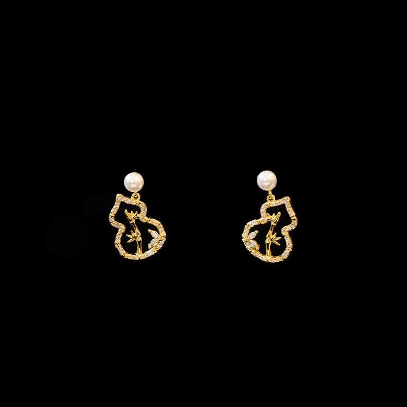 Silver Needle Full Diamond Bamboo Leaf Gourd Pearl Earrings Women s Delicate Micro-inlaid Zircon Versatile Earrings
Silver Needle Full Diamond Bamboo Leaf Gourd Pearl Earrings Women s Delicate Micro-inlaid Zircon Versatile Earrings