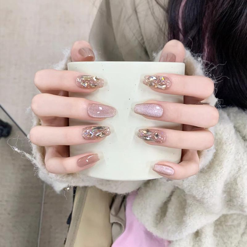 Champagne Glitter Cat Eye Nails: Handmade, Glittering, Short, and Wearable for Autumn and Winter
Champagne Glitter Cat Eye Nails: Handmade, Glittering, Short, and Wearable for Autumn and Winter