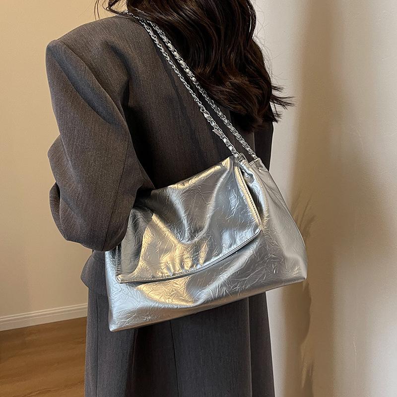 Large-capacity bag women s new simple and versatile chain shoulder messenger bag texture class tote bag чёрный
Large-capacity bag women s new simple and versatile chain shoulder messenger bag texture class tote bag чёрный