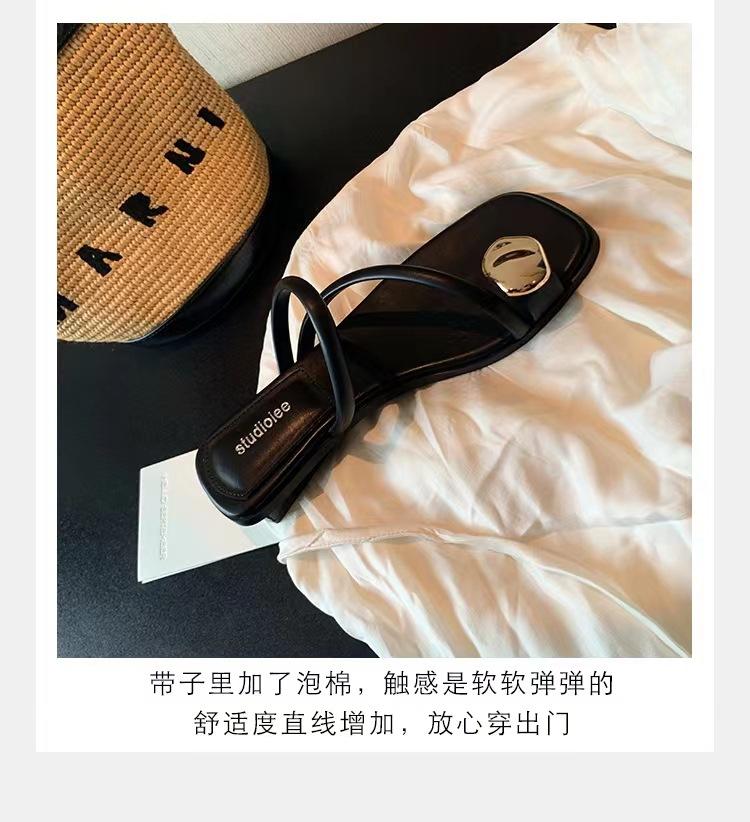 Grape mother of the same style, summer fashion flat bottom square head gold buckle decoration one word with toe sandals women s leather slippers 39
Grape mother of the same style, summer fashion flat bottom square head gold buckle decoration one word with toe sandals women s leather slippers 39