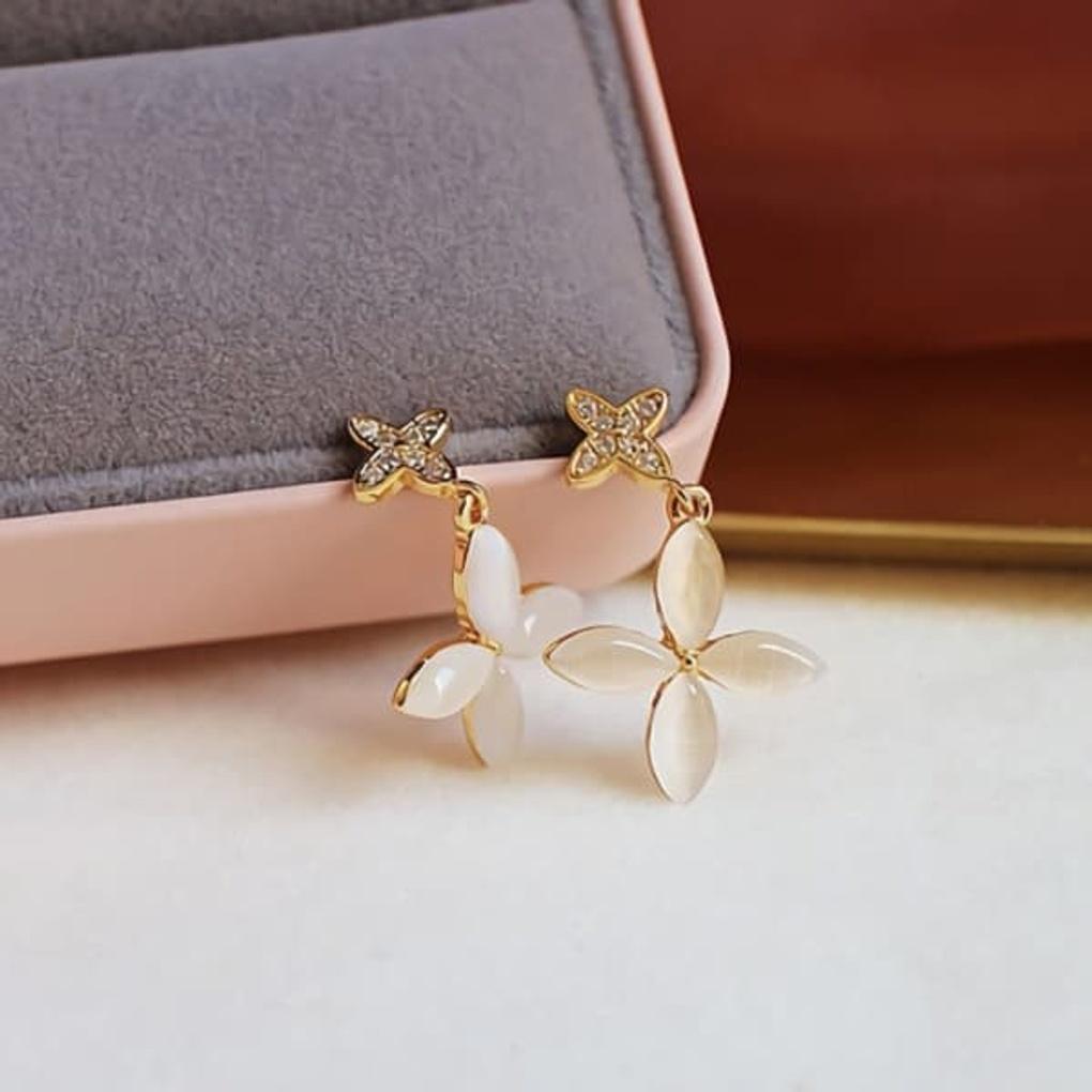 Women s Daily Four-leaf Opaque White Silver Needle Earrings gold
Women s Daily Four-leaf Opaque White Silver Needle Earrings gold
