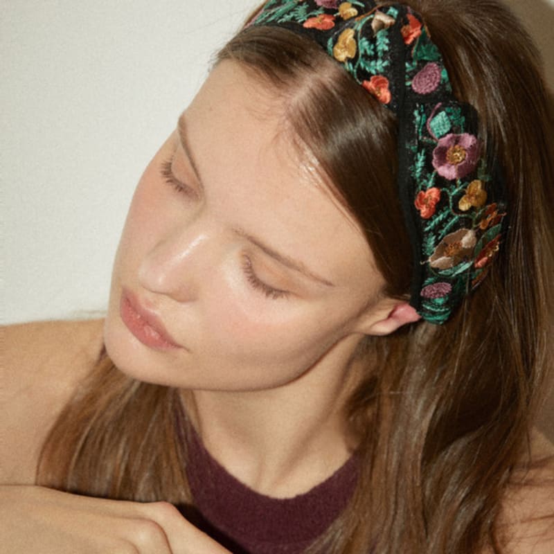 Favorite Noun Blooming_Black Black
Favorite Noun Blooming_Black Black