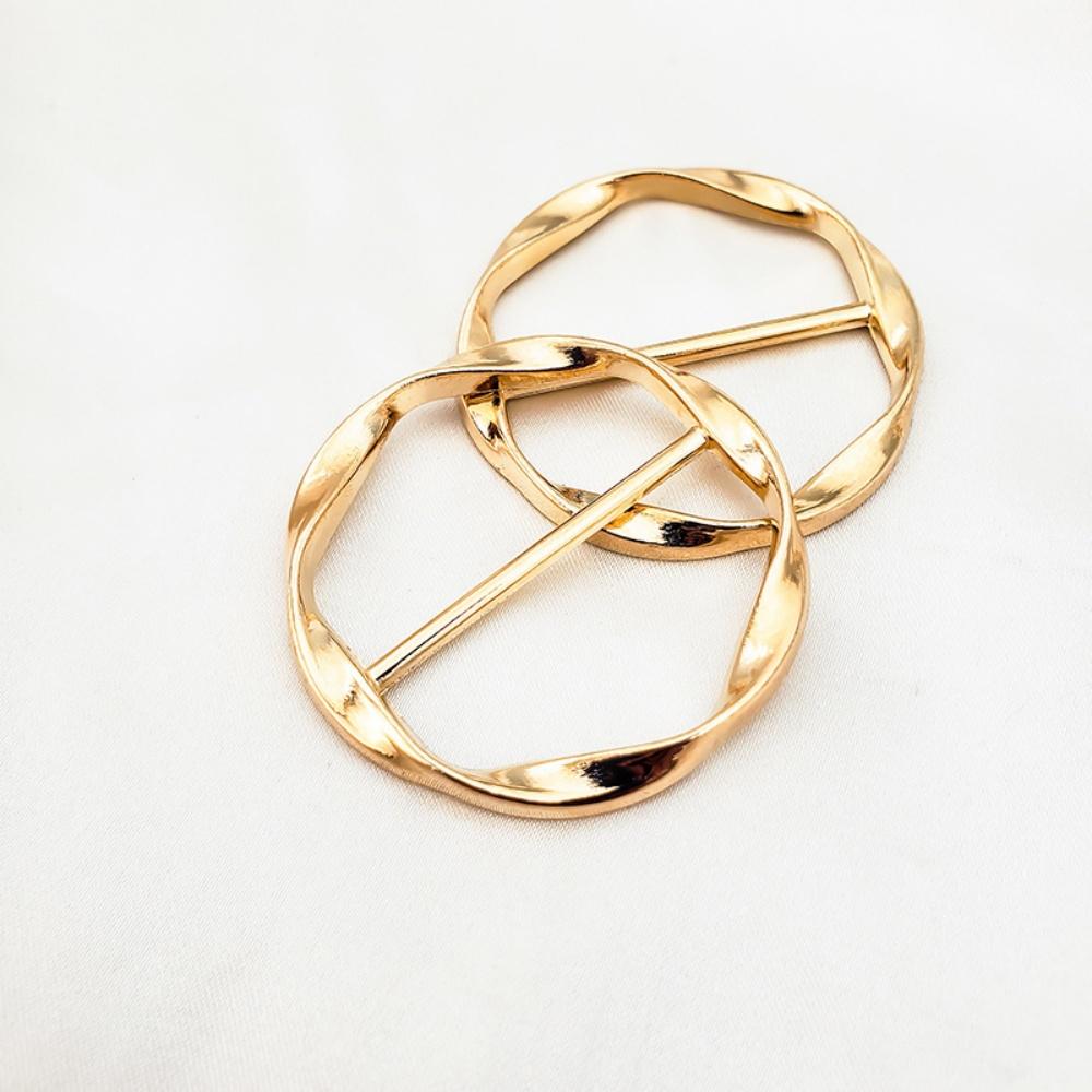 2Pcs Silk Scarf Buckle Ring Multifunctional Brooch Clothing Corner Knotted Buckles Square Headscarf Pin Clover Shawl Ring Clip
2Pcs Silk Scarf Buckle Ring Multifunctional Brooch Clothing Corner Knotted Buckles Square Headscarf Pin Clover Shawl Ring Clip