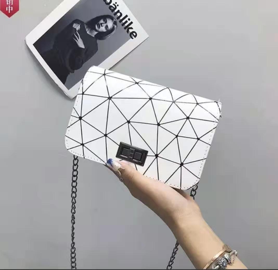 Женская сумка Портативная сумка-цепочка Маленькая квадратная сумка Сумка через плечо белый
Женская сумка Портативная сумка-цепочка Маленькая квадратная сумка Сумка через плечо белый