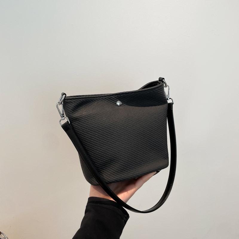 Premium bag women s new popular fashion versatile shoulder bag commuter messenger bucket bag tide чорний
Premium bag women s new popular fashion versatile shoulder bag commuter messenger bucket bag tide чорний