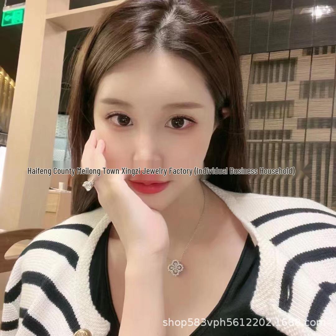 Seiko H&W Four-Leaf Clover Diamond Necklace with Sunflower Pendant White Diamond Droplet
Seiko H&W Four-Leaf Clover Diamond Necklace with Sunflower Pendant White Diamond Droplet