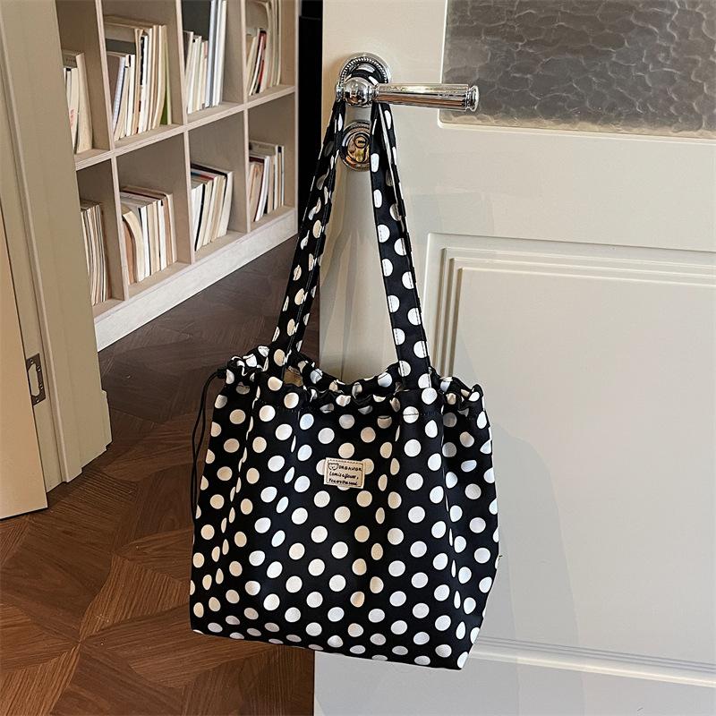 New Fashi Dot Canvas Shoulder Bag for Women Ins Trendy Casual Minimalist Commuting Bag Fashiable and Versatile Tote Bags чёрный
New Fashi Dot Canvas Shoulder Bag for Women Ins Trendy Casual Minimalist Commuting Bag Fashiable and Versatile Tote Bags чёрный