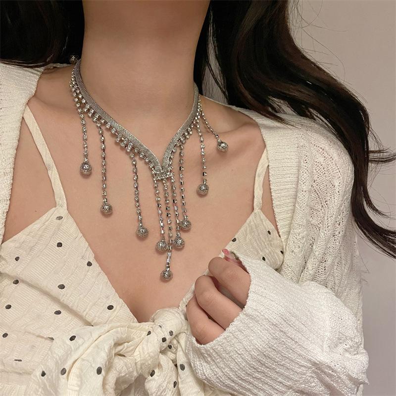 Diamond-encrusted mesh hollow ball fringed necklace retro exaggerated collarbone chain niche cold wind temperament necklace
Diamond-encrusted mesh hollow ball fringed necklace retro exaggerated collarbone chain niche cold wind temperament necklace