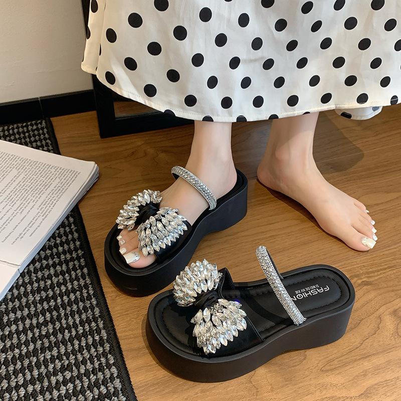 2025 summer new exquisite rhinestone bow thick-soled height-increasing versatile slippers women s outer wear thick-soled cool slippers 35 чорний
2025 summer new exquisite rhinestone bow thick-soled height-increasing versatile slippers women s outer wear thick-soled cool slippers 35 чорний