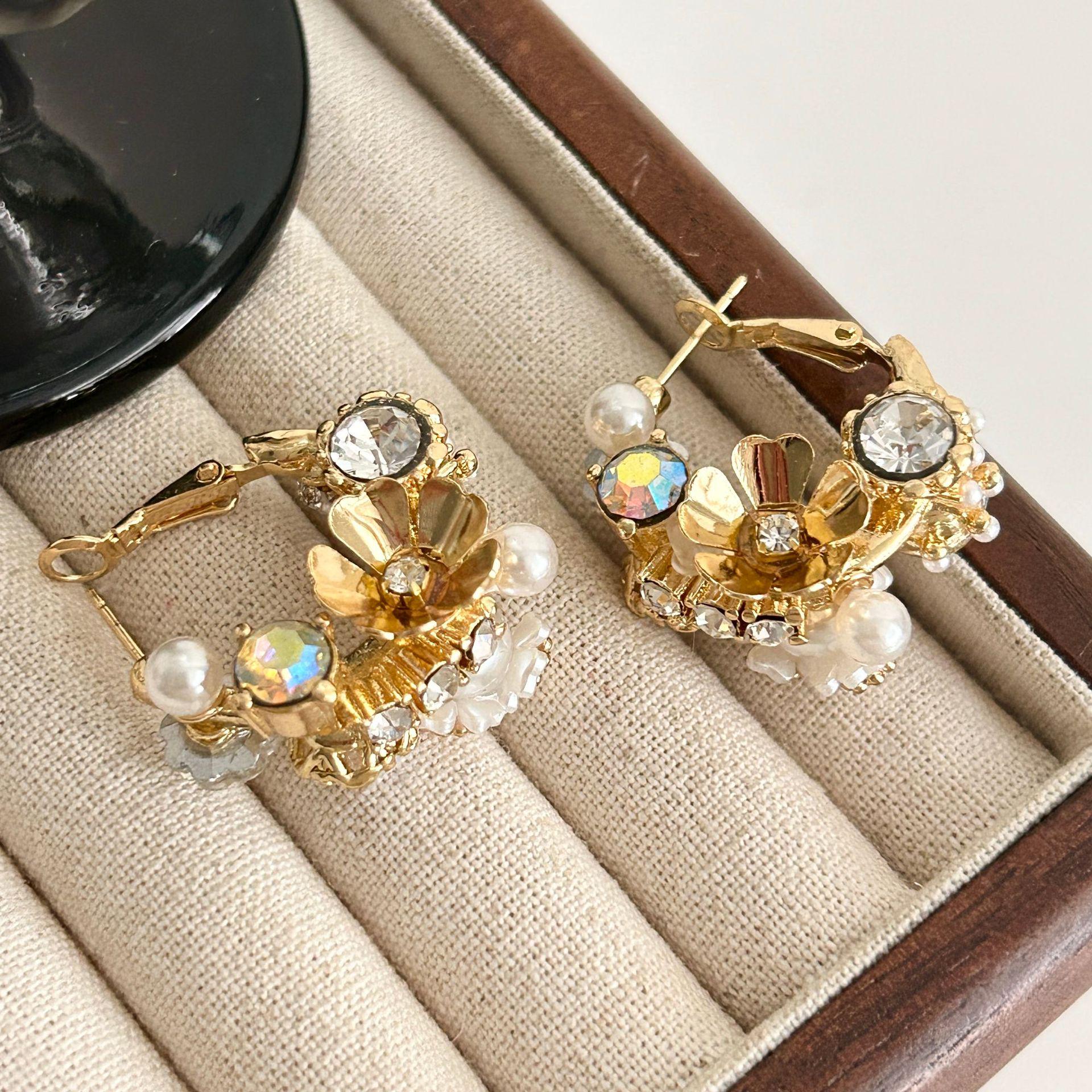 Elegant French Floral Earrings: High-End Pearl & Rhinestone Studs with a Niche Design, Perfect for a Slimming Facial Effect.
Elegant French Floral Earrings: High-End Pearl & Rhinestone Studs with a Niche Design, Perfect for a Slimming Facial Effect.