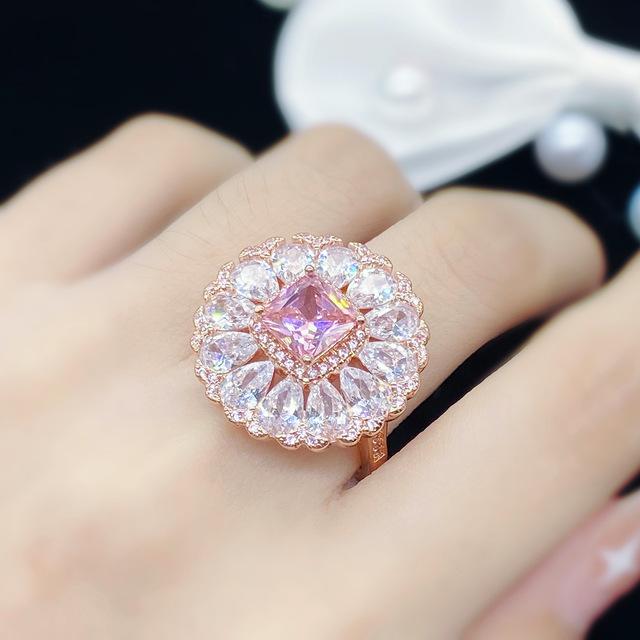 Cincin Terbuka Berlian Bentuk Bunga Emas 18K до Wanita Pernikahan Tunangan Perhiasan Pengantin Cincin Elegan Aksesori Mode Merah Jambu
Cincin Terbuka Berlian Bentuk Bunga Emas 18K до Wanita Pernikahan Tunangan Perhiasan Pengantin Cincin Elegan Aksesori Mode Merah Jambu