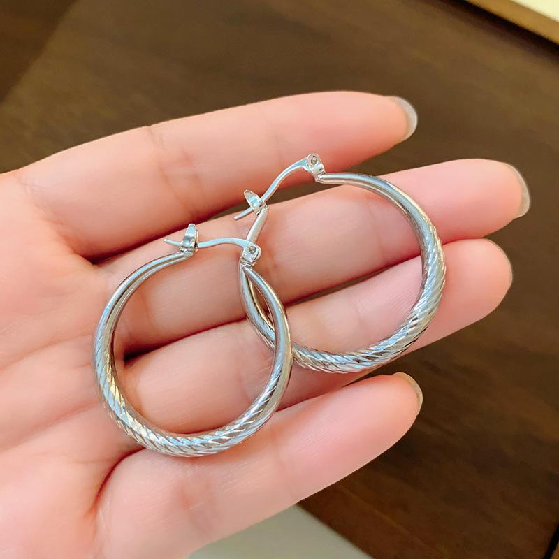 Simple round pleated wavy pattern ear buckle European and American fashion metal earrings a cold wind earrings women
Simple round pleated wavy pattern ear buckle European and American fashion metal earrings a cold wind earrings women