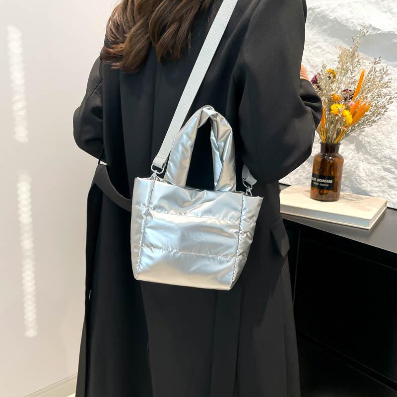 2025 новый маленький саше, персонализированная модная стеганая сумочка, универсальная маленькая сумка-мессенджер с хлопковым наполнителем 16*8*15 серебряный
2025 новый маленький саше, персонализированная модная стеганая сумочка, универсальная маленькая сумка-мессенджер с хлопковым наполнителем 16*8*15 серебряный