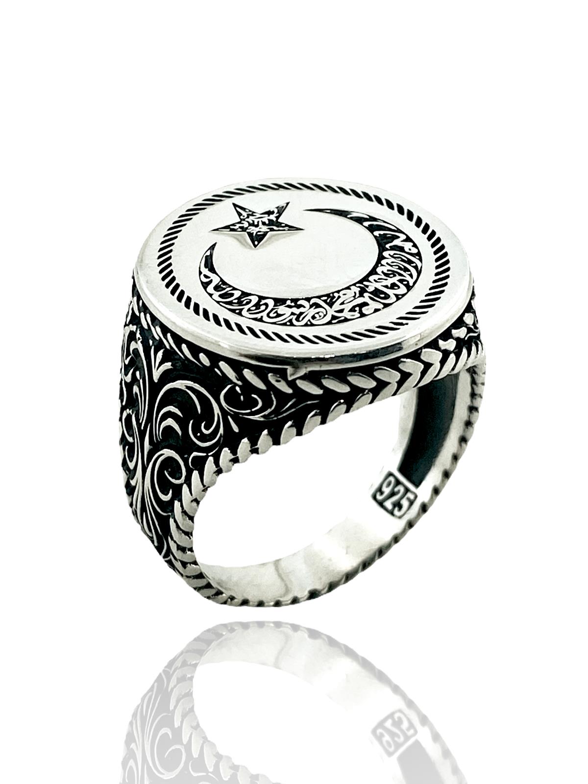 Очень стильное мужское кольцо специального дизайна из серебра 925 пробы с изображением полумесяца и звезды без камней
Очень стильное мужское кольцо специального дизайна из серебра 925 пробы с изображением полумесяца и звезды без камней