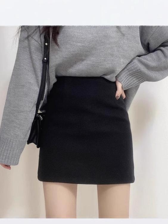 Women s Black Wool Midi Skirt: High-Waist, Slimming, Bodycon A-Line for Autumn/Winter 2024. XS
Women s Black Wool Midi Skirt: High-Waist, Slimming, Bodycon A-Line for Autumn/Winter 2024. XS
