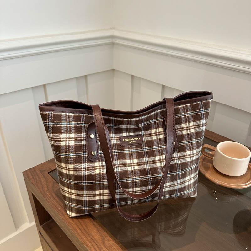 Niche design bag women s 2025 new autumn and winter fashion plaid portable versatile casual shoulder tote bag
Niche design bag women s 2025 new autumn and winter fashion plaid portable versatile casual shoulder tote bag