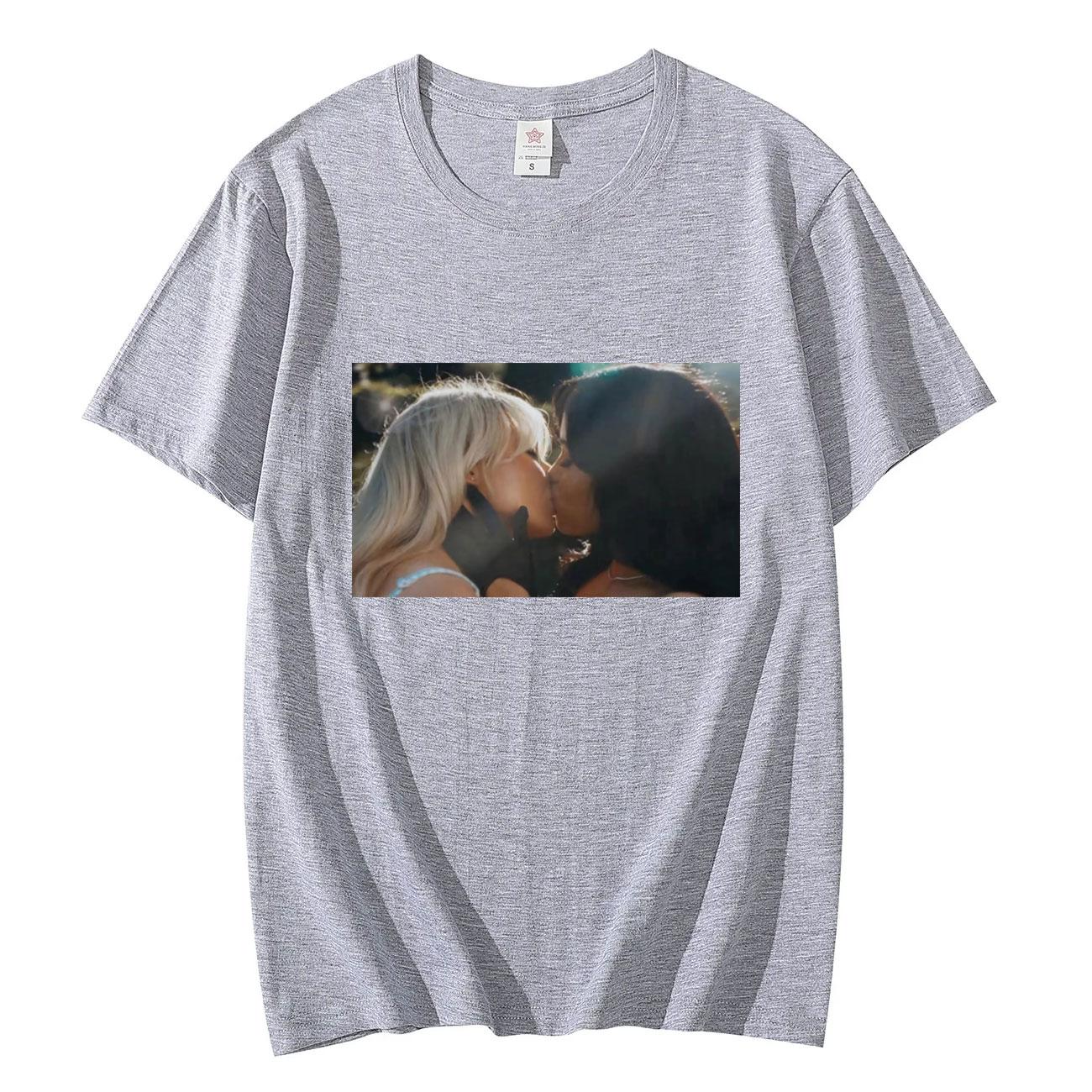 Sabrina Carpenter and Jenna Ortega Kiss Print Tshirt Unisex Fashion Vintage Aesthetics Tshirts Casual Loose Cotton T Shirts 4XL
Sabrina Carpenter and Jenna Ortega Kiss Print Tshirt Unisex Fashion Vintage Aesthetics Tshirts Casual Loose Cotton T Shirts 4XL