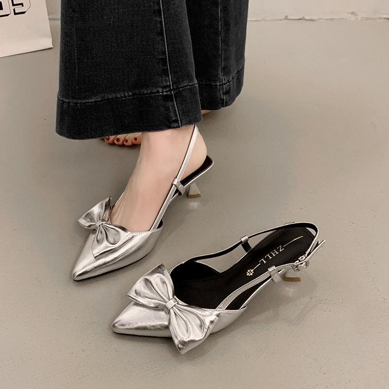 8852-13 Niche high-end bow, pointed head, shallow mouth, empty bag head, sandals, fattened and widened large-size women s shoes 35
8852-13 Niche high-end bow, pointed head, shallow mouth, empty bag head, sandals, fattened and widened large-size women s shoes 35