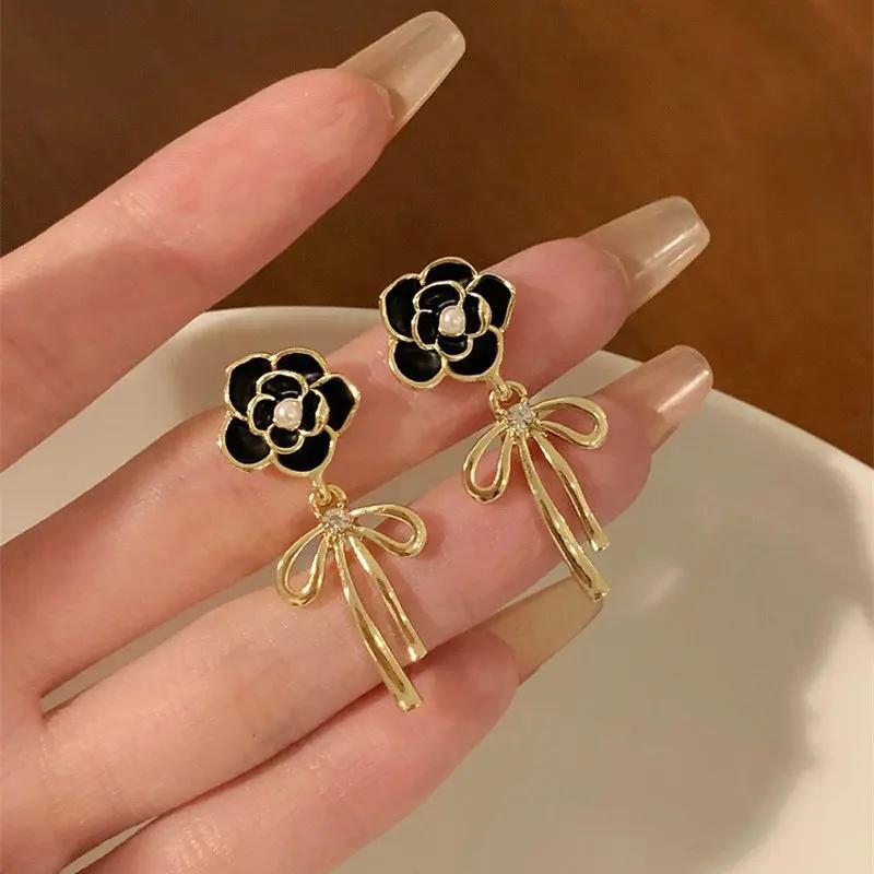 Black White Camellia Bowknot Imitation Pearl Drop Earrings for Women Wedding Zircon Trend Creative Accessories
Black White Camellia Bowknot Imitation Pearl Drop Earrings for Women Wedding Zircon Trend Creative Accessories