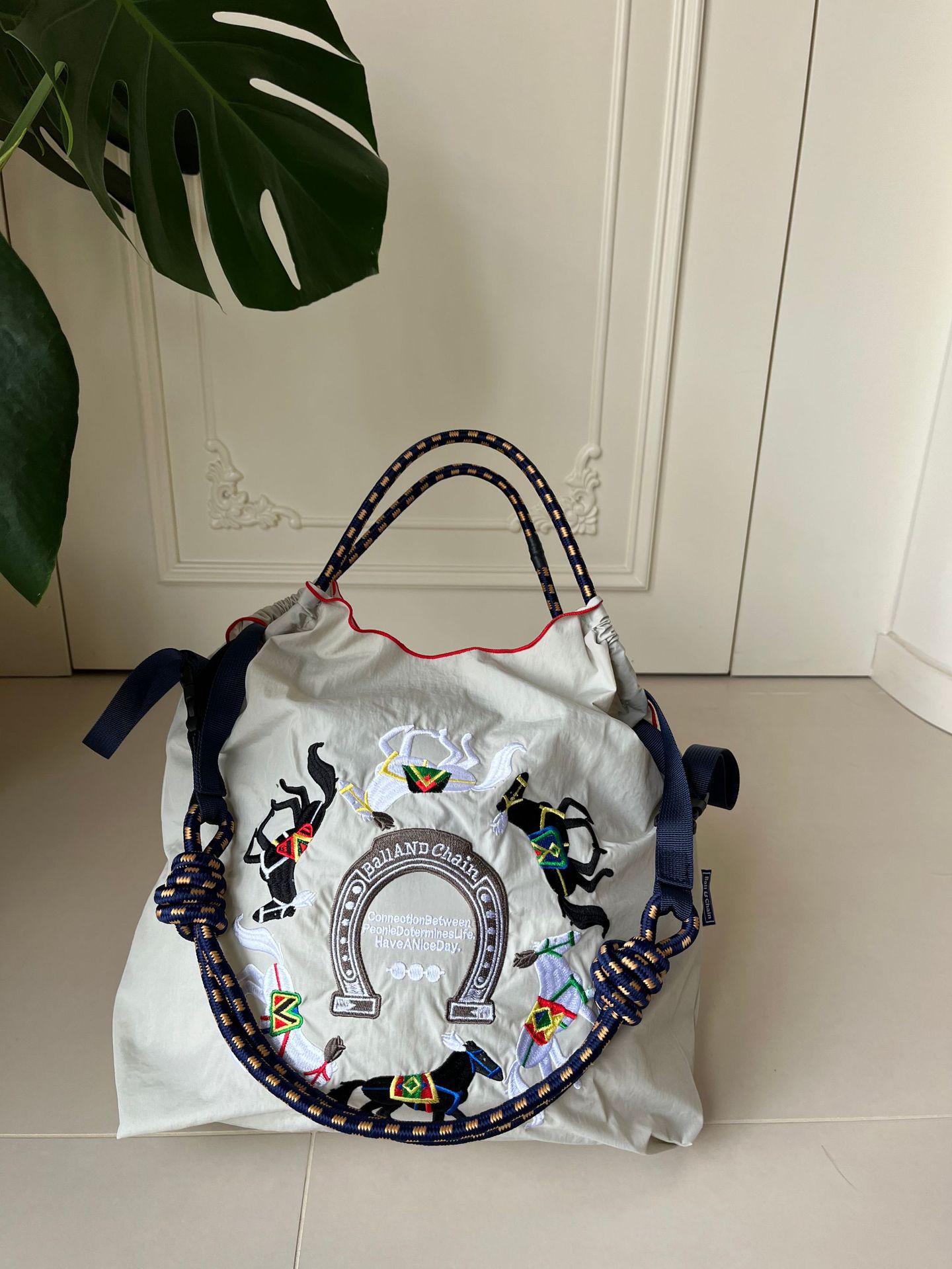 Японська сумка-кросбоді з вишивкою-пончиком на ланцюжку - Стиль Гао Юаньюань Medium
Японська сумка-кросбоді з вишивкою-пончиком на ланцюжку - Стиль Гао Юаньюань Medium