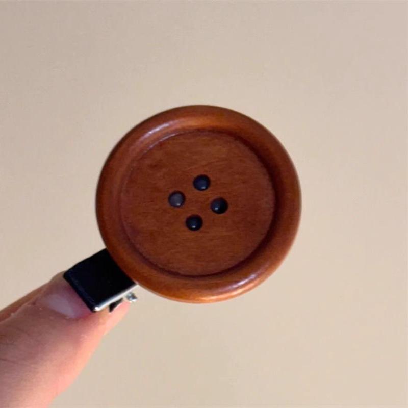 Vintage Brown Wooden Button Side Bangs Clip Women Cute Flat Clip Duckbill Hairpin Headwear Accessory Everyday Style Daily Use
Vintage Brown Wooden Button Side Bangs Clip Women Cute Flat Clip Duckbill Hairpin Headwear Accessory Everyday Style Daily Use