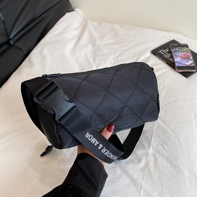 Winter rhombus shoulder bag trendy sports style messenger bag high value simple casual pillow bag women чорний
Winter rhombus shoulder bag trendy sports style messenger bag high value simple casual pillow bag women чорний