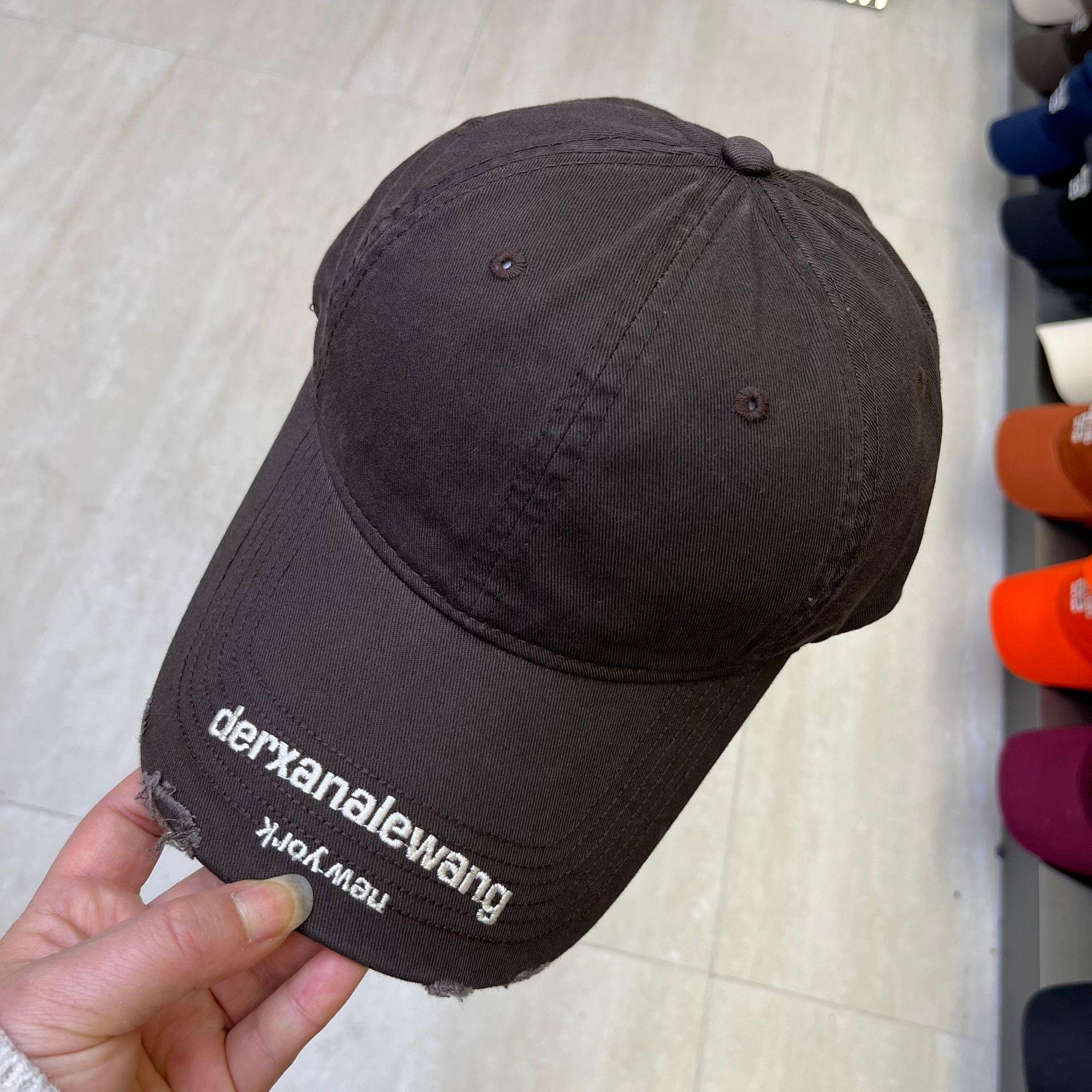 Spring And Summer Youth Beautiful Pure Cotton Soft Top Cap Embroidery King Letter Casual Baseball Cap Adjustable темно-коричневого кольору
Spring And Summer Youth Beautiful Pure Cotton Soft Top Cap Embroidery King Letter Casual Baseball Cap Adjustable темно-коричневого кольору