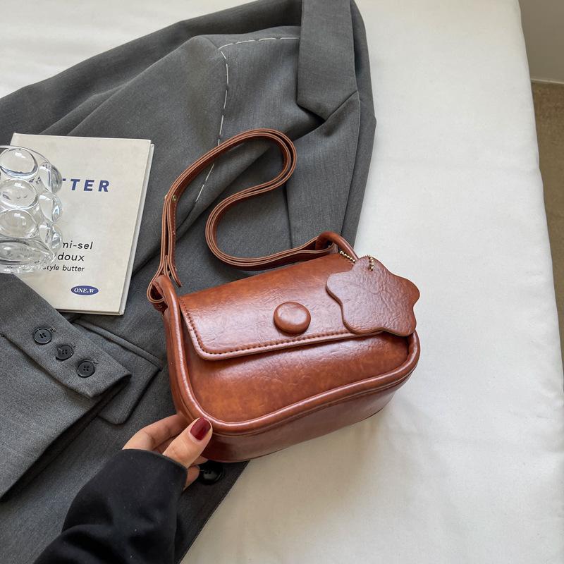 Retro solid color shoulder small square bag 2025 spring new versatile ins messenger bag temperament small square bag Korean version of women коричневий
Retro solid color shoulder small square bag 2025 spring new versatile ins messenger bag temperament small square bag Korean version of women коричневий