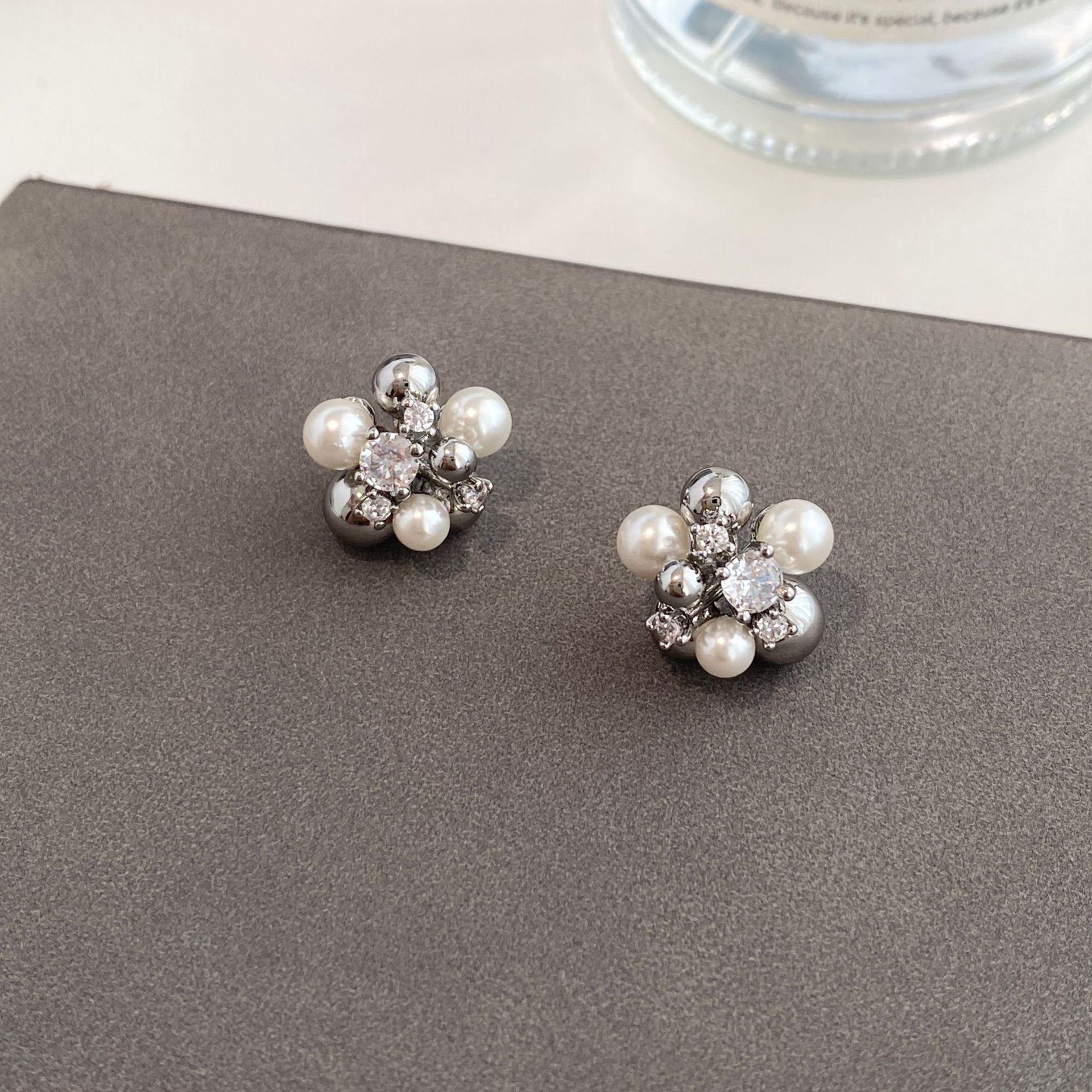 Elegant French Retro Zircon Pearl Flower Stud Earrings - Light Luxury Fashion Ornaments
Elegant French Retro Zircon Pearl Flower Stud Earrings - Light Luxury Fashion Ornaments