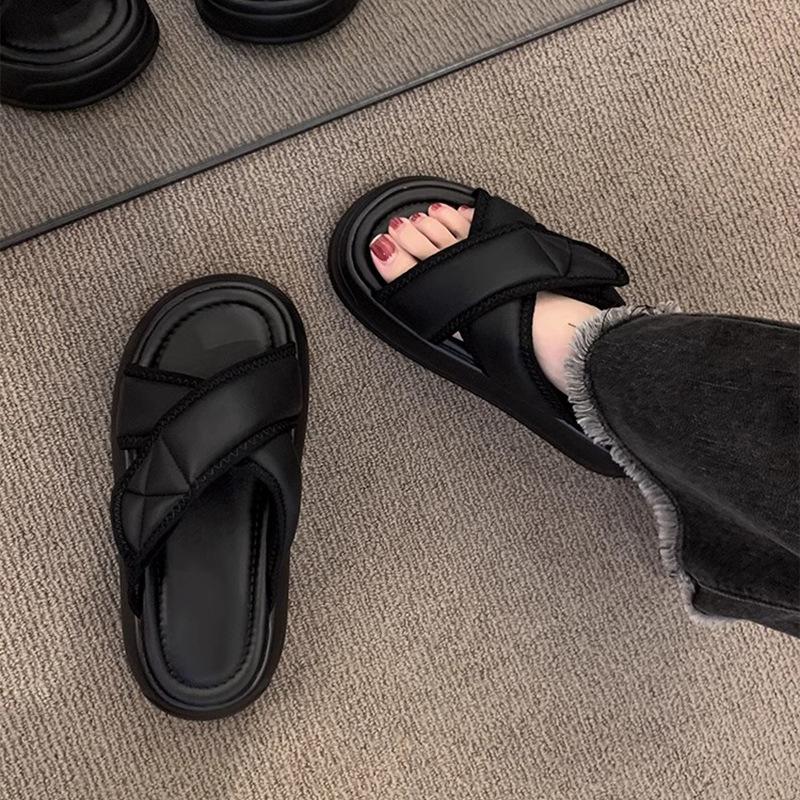 Black slippers women wear platform sandals in summer, new models in the new year, flat bottom one-word drag muffin, lazy sandals women 35 чорний
Black slippers women wear platform sandals in summer, new models in the new year, flat bottom one-word drag muffin, lazy sandals women 35 чорний