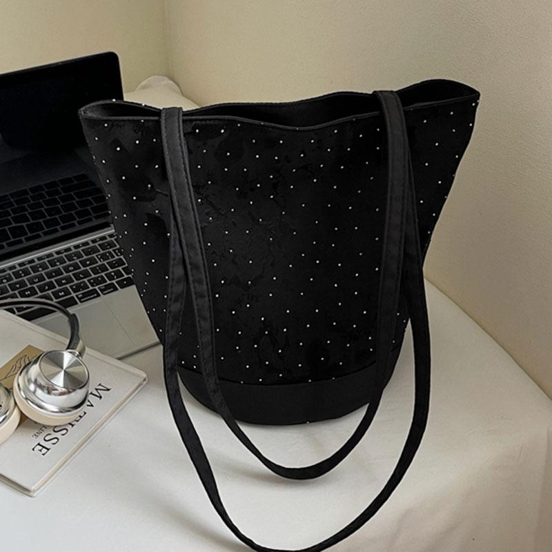 Canvas bag women s large-capacity new summer versatile shoulder bag rivet premium bucket bag чорний
Canvas bag women s large-capacity new summer versatile shoulder bag rivet premium bucket bag чорний