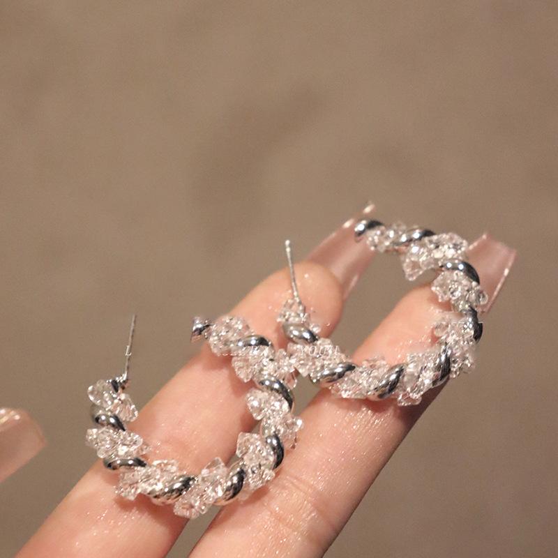 Twisted winding glass beads C-shaped stud earrings Korean version light luxury versatile earrings ins fashion trend temperament earrings
Twisted winding glass beads C-shaped stud earrings Korean version light luxury versatile earrings ins fashion trend temperament earrings