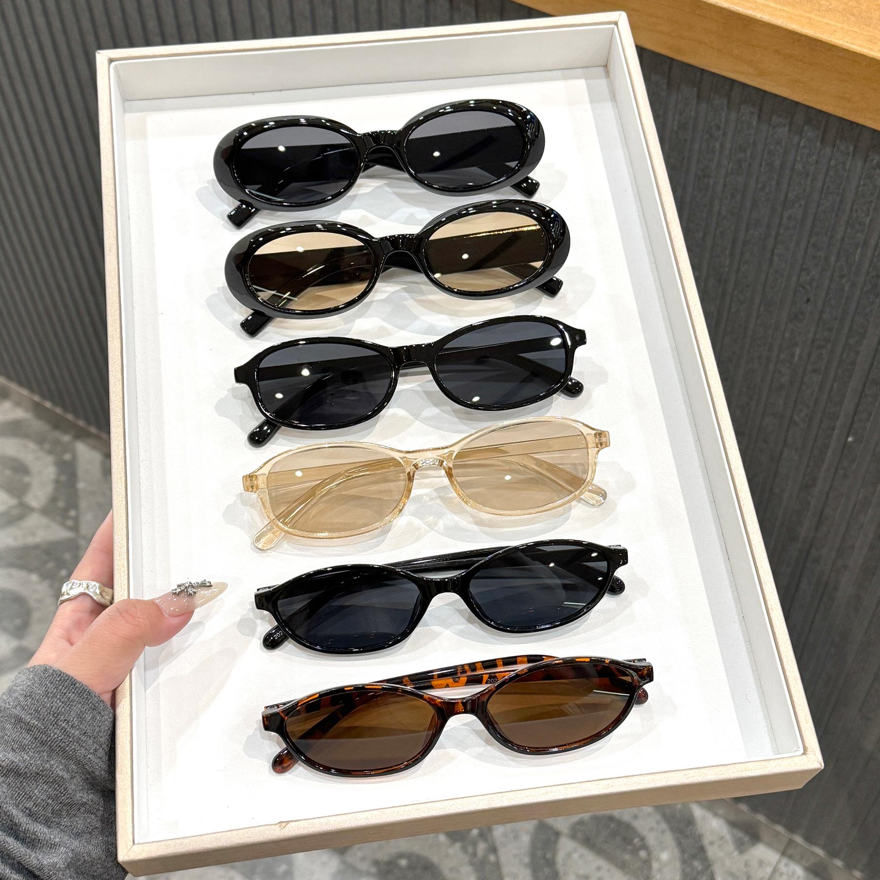 6Pcs Retro Fashionable Small Oval Frame Sunglasses for Both Men and Women, Stylish and Versatile for Summer Sun Protection
6Pcs Retro Fashionable Small Oval Frame Sunglasses for Both Men and Women, Stylish and Versatile for Summer Sun Protection