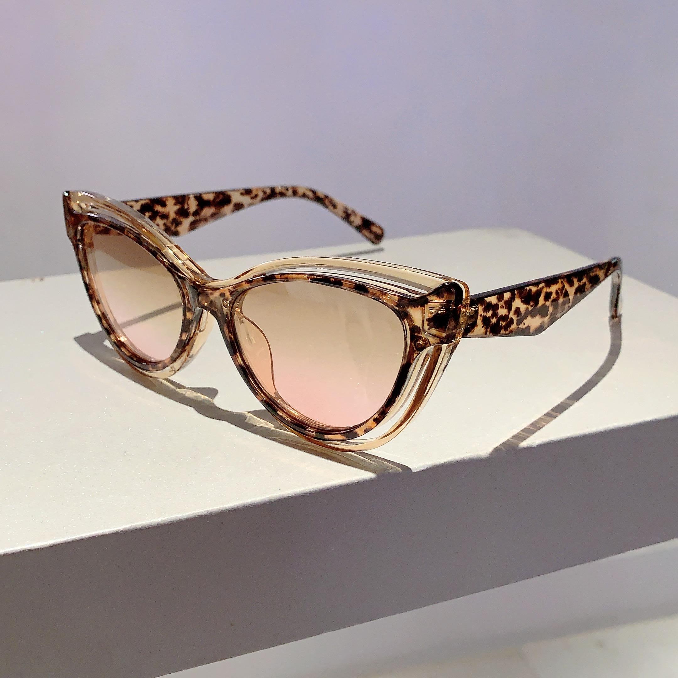 KAMMPT Cat Eye Sunglasses 2024 New in Hollowed Rim Gradient Women Shades Fashion Luxury Brand Design Vintage Travelling Eyewear without case
KAMMPT Cat Eye Sunglasses 2024 New in Hollowed Rim Gradient Women Shades Fashion Luxury Brand Design Vintage Travelling Eyewear without case