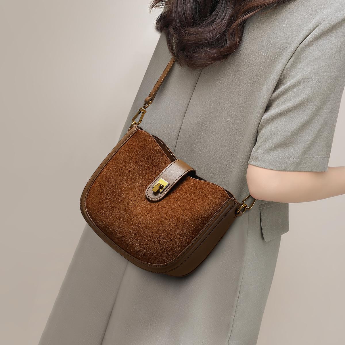 Новая осенне-зимняя сумка-седло, сумка через плечо, высококачественная замшевая повседневная сумка через плечо в стиле ретро
Новая осенне-зимняя сумка-седло, сумка через плечо, высококачественная замшевая повседневная сумка через плечо в стиле ретро