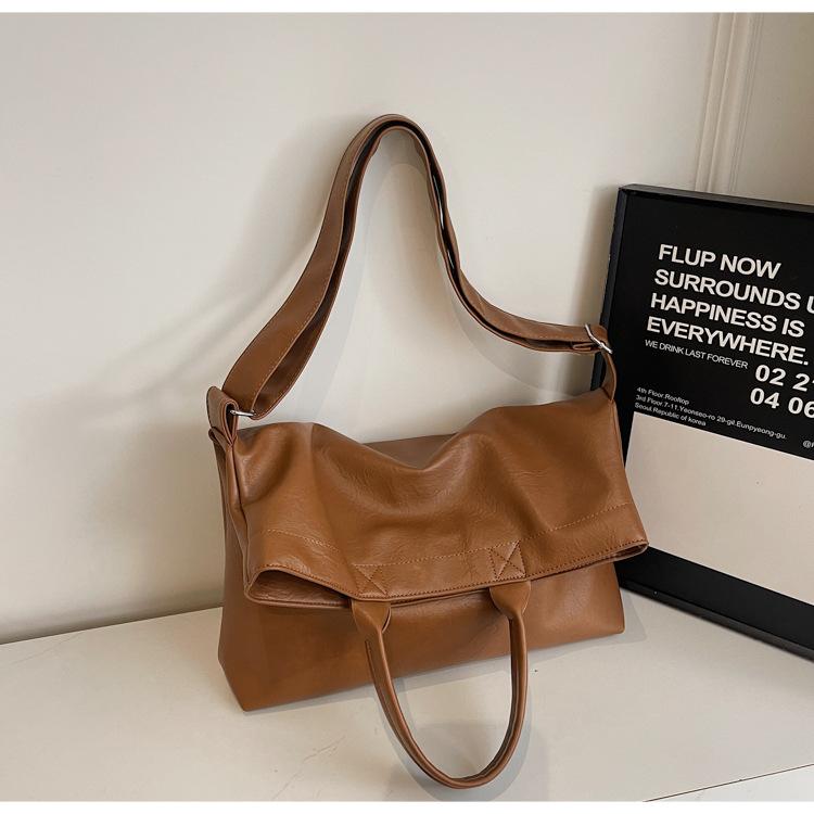 Retro oil wax leather large capacity tote bag women s 2025 new fashionable atmospheric shoulder bag simple crossbody bag коричневий
Retro oil wax leather large capacity tote bag women s 2025 new fashionable atmospheric shoulder bag simple crossbody bag коричневий