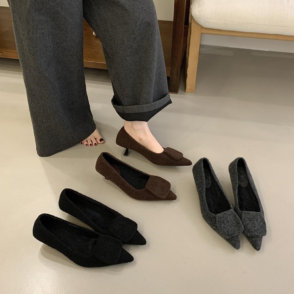 French low-heeled retro suede single shoes women s shoes 2025 new autumn and winter velvet temperament small fragrant commuter shoes 39 коричневий
French low-heeled retro suede single shoes women s shoes 2025 new autumn and winter velvet temperament small fragrant commuter shoes 39 коричневий