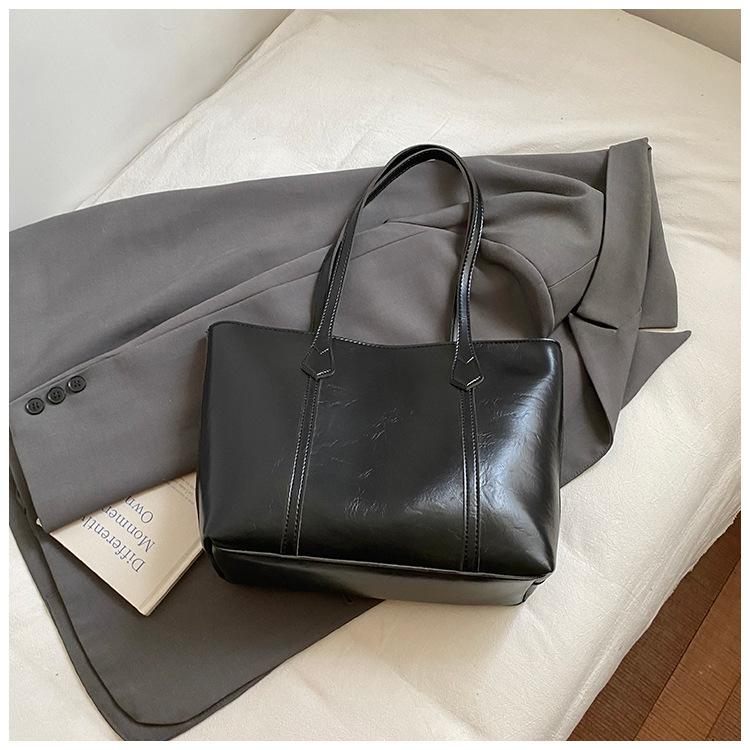 Простая ретро сумка-тоут женская 2025 новая темпераментная женская сумка через плечо для работы, большая вместительная модная сумка под мышкой для женщин
Простая ретро сумка-тоут женская 2025 новая темпераментная женская сумка через плечо для работы, большая вместительная модная сумка под мышкой для женщин