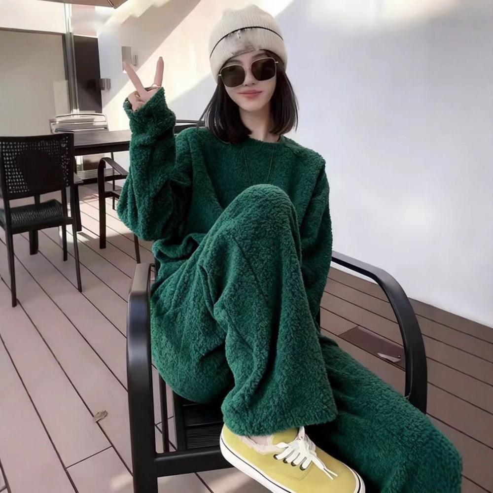 2025 Elegant Winter Green Fleece Hoodie and Wide-Legged Pants Set: Stylish & Cozy Small
2025 Elegant Winter Green Fleece Hoodie and Wide-Legged Pants Set: Stylish & Cozy Small