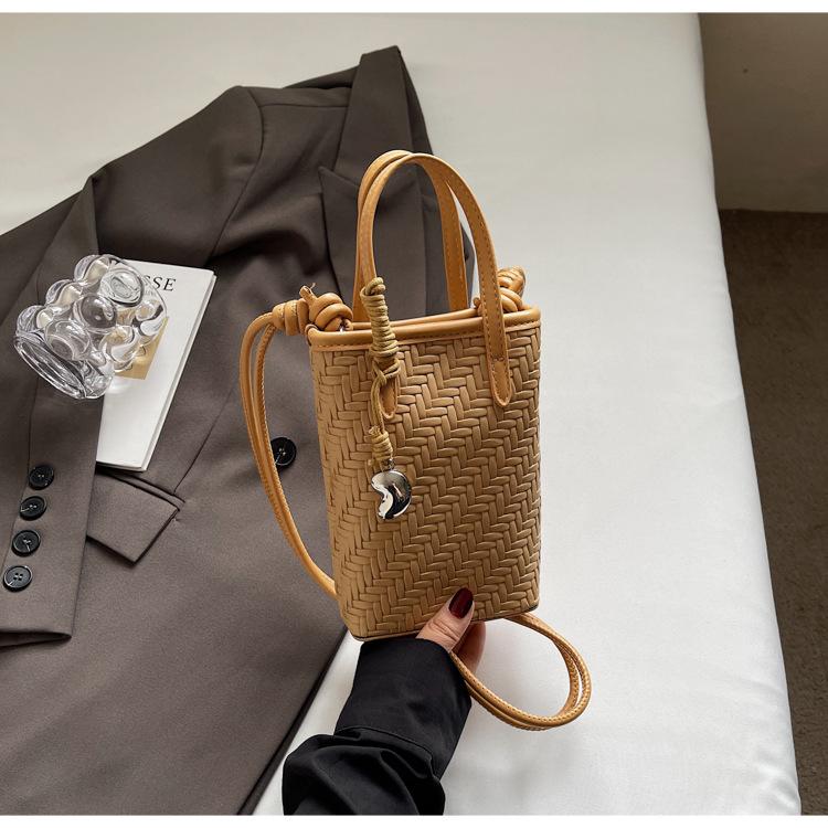 Корейская нишевая текстура модная портативная сумка для commuters женщин 2025 лето новая иностранный стиль плетеная сумка-мессенджер для мобильного телефона хаки
Корейская нишевая текстура модная портативная сумка для commuters женщин 2025 лето новая иностранный стиль плетеная сумка-мессенджер для мобильного телефона хаки